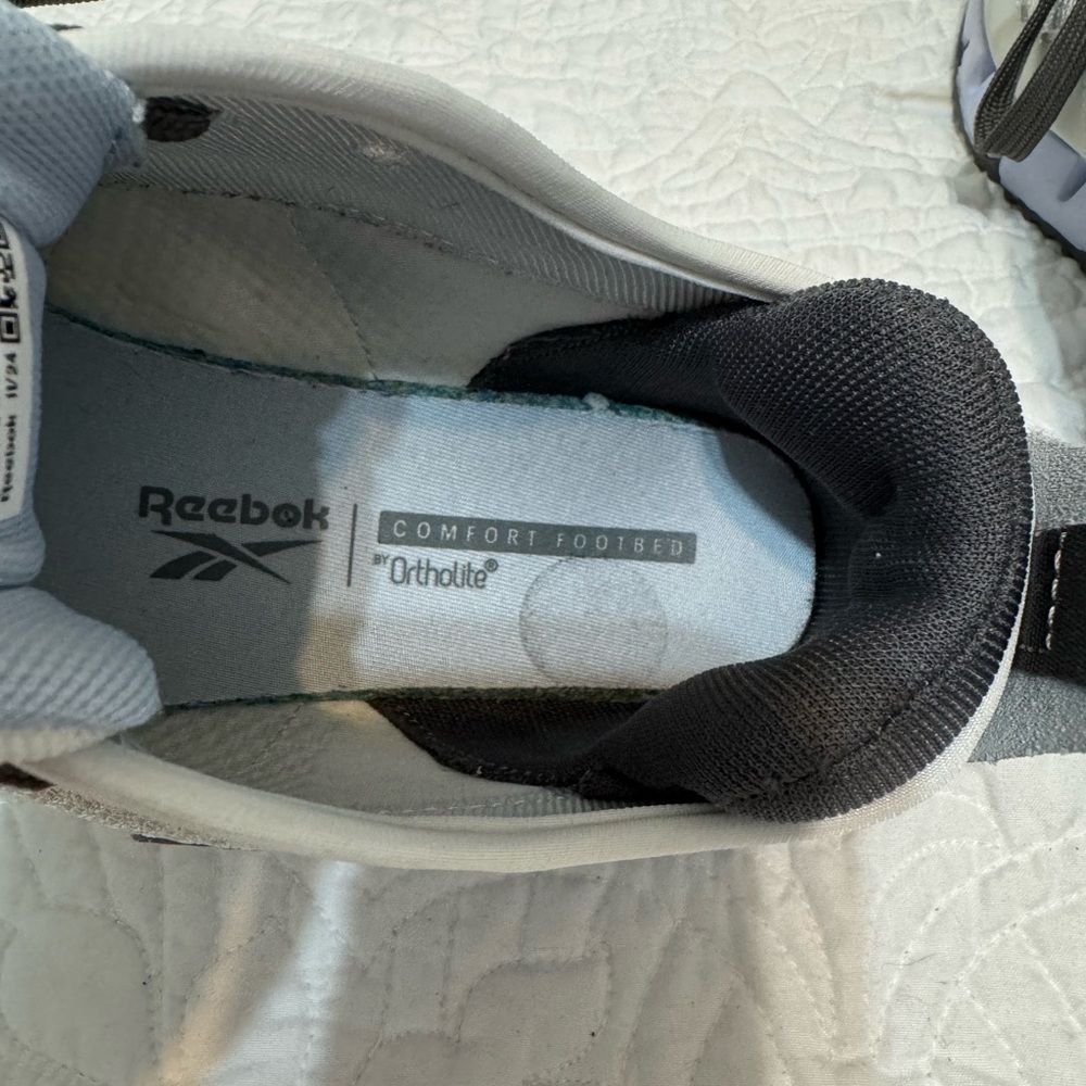 Reebok Women’s Sneakers in Gray and Black - Picture 6 of 9